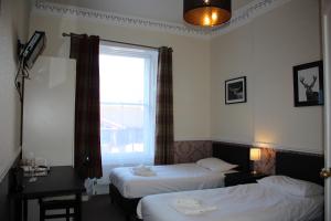 Postel nebo postele na pokoji v ubytování Ardmillan Hotel