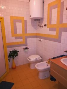 een badkamer met een toilet en een wastafel bij Casa TREND in Marina di Ragusa