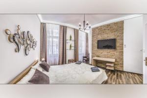 Platanus Guesthouse في بودابست: غرفة نوم بسرير كبير وجدار من الطوب