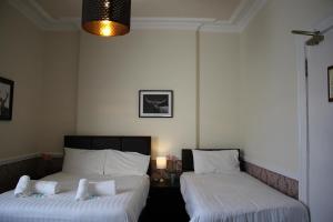 Postel nebo postele na pokoji v ubytování Ardmillan Hotel