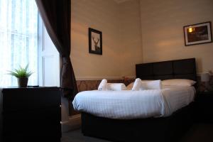 Postel nebo postele na pokoji v ubytování Ardmillan Hotel