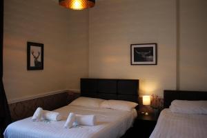 Postel nebo postele na pokoji v ubytování Ardmillan Hotel