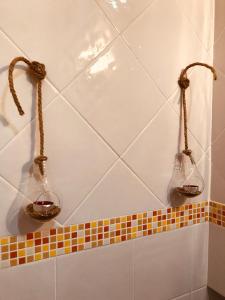 シントラにあるWine Inn Studioのバスルームの壁にガラスの花瓶2本 +19枚の写真