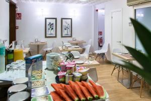 una habitación con una mesa con comida. en Hostal Menurka en Ciutadella