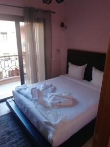 um quarto com uma cama com toalhas em LINA APPARTEMENT em Marrakech