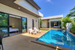 拉威海灘的住宿－Villa Nc10，一座房子后院的游泳池