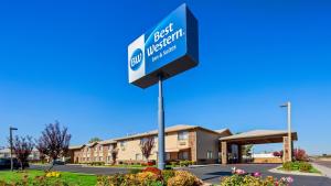 una señal para un hotel frente a un edificio en Best Western Inn & Suites en Ontario