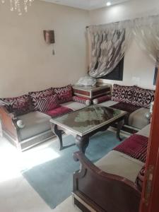 uma sala de estar com um sofá e uma mesa em LINA APPARTEMENT em Marrakech