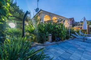 Vườn quanh Villa Emilia