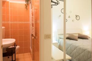 ein Bad mit einem Bett, einer Dusche und einem Waschbecken in der Unterkunft Casa Gaby in Rom + 21 Fotos