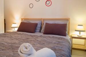 ein Schlafzimmer mit einem Bett und einem Handtuch darauf in der Unterkunft Casa Gaby in Rom