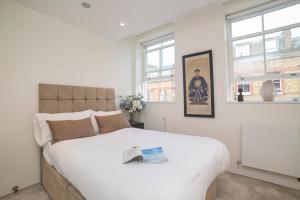 מיטה או מיטות בחדר ב-Stunning 2 Bedroom Duplex Apartment - Oxford Circus