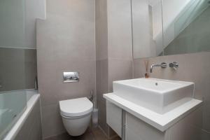 Un baño de Stunning 2 Bedroom Duplex Apartment - Oxford Circus