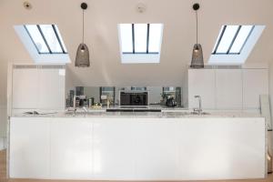 Küche/Küchenzeile in der Unterkunft Stunning 2 Bedroom Duplex Apartment - Oxford Circus