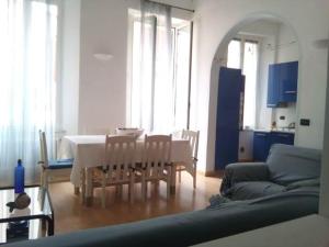 a living room with a table and chairs and a couch at appartamento centralissimo in Finale Ligure