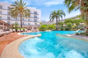 Bazén v ubytovaní Sumus Hotel Stella and Spa 4S Adults Recommended alebo v jeho blízkosti