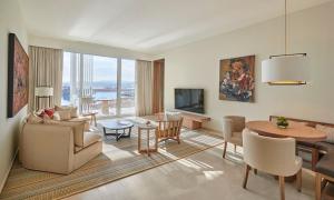 TV a/nebo společenská místnost v ubytování Hyatt Regency Aqaba Ayla Resort