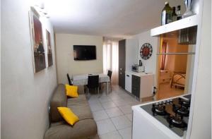 un soggiorno con divano e una cucina con tavolo di Appartamento Caniglia a Francavilla Fontana