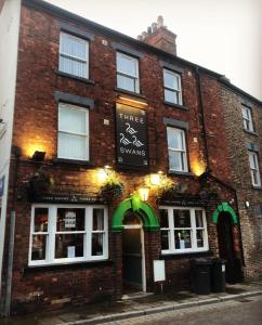 un edificio de ladrillo con un cartel. en Micklegate House, en Selby