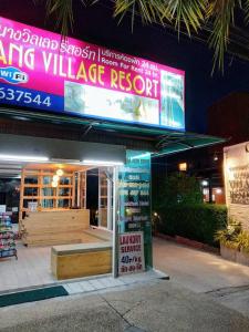 un restaurante con un cartel que lee el complejo de la localidad en Aonang Village Resort, en Ao Nang Beach