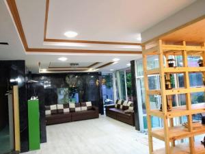 una sala de estar con 2 sofás y una escalera en Aonang Village Resort, en Ao Nang Beach