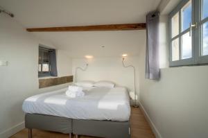 モンペリエにあるL'Etoileのベッドルーム1室(白いシーツと枕のベッド1台付)