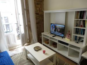 TV a/nebo společenská místnost v ubytování APARTAMENTO NUEVO EN CENTRO HISTORICO A CORUÑA