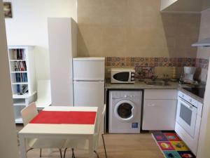 Kuchyň nebo kuchyňský kout v ubytování APARTAMENTO NUEVO EN CENTRO HISTORICO A CORUÑA + 13 fotografií