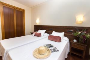 Säng eller sängar i ett rum på Hotel Garelos Betanzos