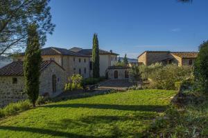 uma vista para uma casa com um quintal em Il Verreno em Bucine