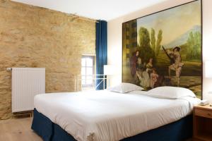 Un pat sau paturi într-o cameră la Hôtel Le Château Fort de Sedan
