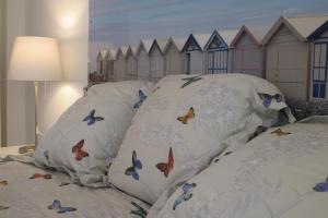 dos almohadas con mariposas en ellas sentadas en una cama en Gîtes du Tilleul, en Niederbronn