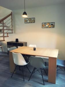 コルマールにあるL'Oursの木製のテーブルと椅子が備わるオフィス