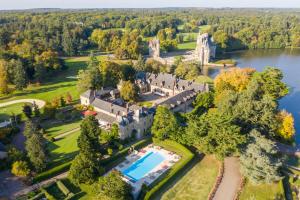 - une vue aérienne sur un château et un lac dans l'établissement Hôtel & Spa de La Bretesche, à Missillac