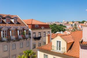 uitzicht op de daken van gebouwen in een stad bij FLH Principe Real Luxus Apartments in Lissabon