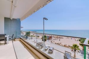 クアルテイラにあるBrisa do Mar 2Br - Sea front - Luxury apartmentのリゾートのバルコニーからビーチの景色を望めます。