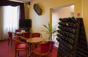 um quarto com uma mesa e um monte de garrafas de vinho em Hotel de Champagne em Saint-Dizier