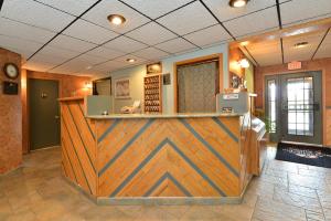 um átrio com um bar de madeira num edifício em Rocker Inn em Butte