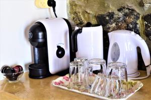提比里亞的住宿－阿里亞塞別墅賓館，一个带咖啡壶和眼镜的柜台