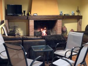 Una sala de estar con un sofá y una chimenea. en Cercado Forero, en Cortegana