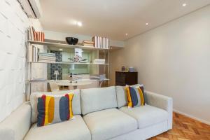 un soggiorno con divano e una cucina di Go2oporto @Ceuta a Porto