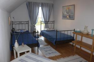um quarto com 2 camas e uma janela em Ferienhaus am Yachthafen em Greifswald