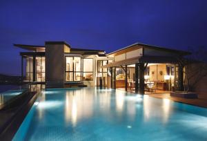 Cape Panwa Hotel Phuket内部或周边的泳池