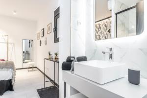 En eller flere senge i et værelse på Waou MALASAÑA es MIA - Corta Duración + 66 billeder