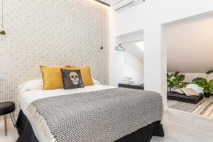 En eller flere senge i et værelse på Waou MALASAÑA es MIA - Corta Duración