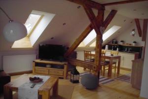 ein Wohnzimmer mit einer Küche und einem Esszimmer in der Unterkunft Stiftsblick in Gernrode - Harz