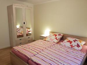 ヴォルフェックにあるFerienwohnung Dresslerの小さなベッドルーム(ベッド1台、鏡付)