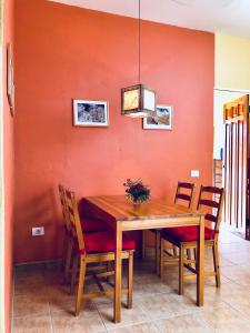 comedor con mesa de madera y sillas en Casa Katharina - Valle Gran Rey, en Calera