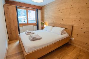 ein Schlafzimmer mit einem Bett mit Handtüchern darauf in der Unterkunft Mintaka Apartment - Chamonix in Chamonix-Mont-Blanc