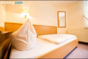 Postel nebo postele na pokoji v ubytování Hotel Goldenes Schiff
